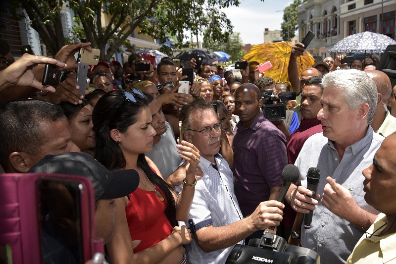 Le président cubain parle avec les habitants de Santiago de Cuba.