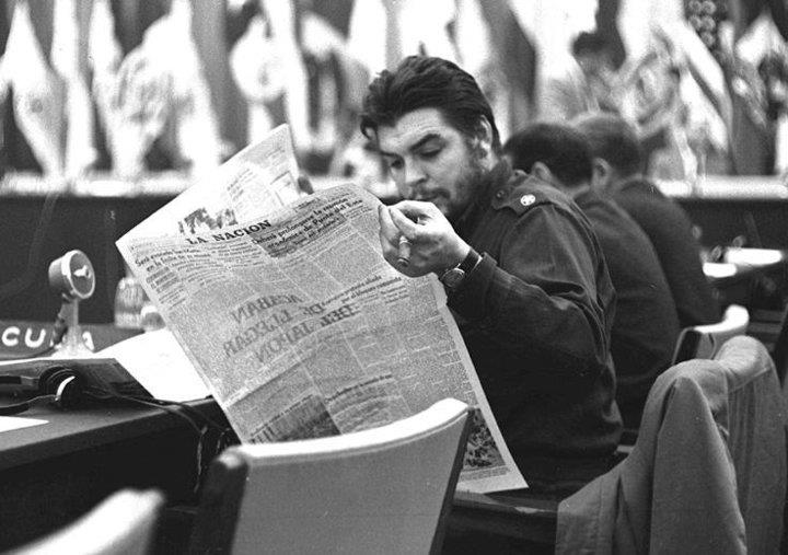 Ernesto Guevara visita la refinería Ñico López