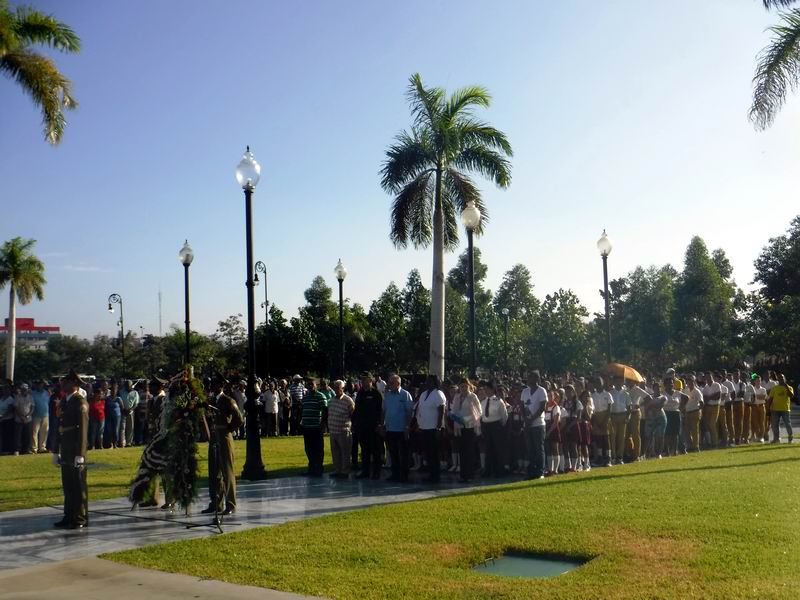 Una representación del pueblo de Santiago de Cuba junto a sus principales dirigentes en el homenaje a Carlos Manuel de Céspedes