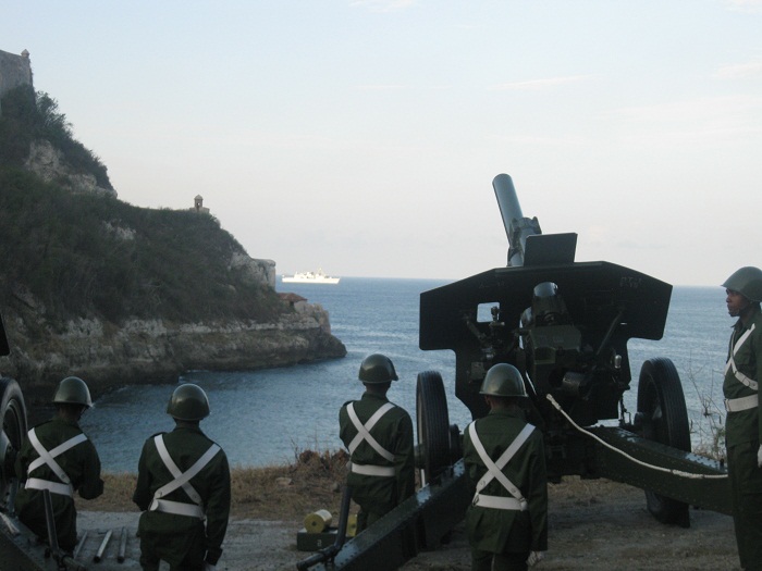 soldados disparando salvas de artilleria en castillo de San Pedro del mar. 