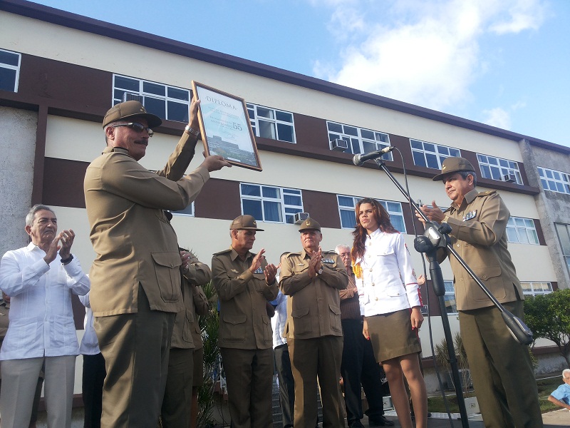 General de Brigada, Jorge Luis Méndez de la Fe, Jefe de la dirección política de la FAR entregó un reconocimiento en nombre del ministro de las FAR al hospital.