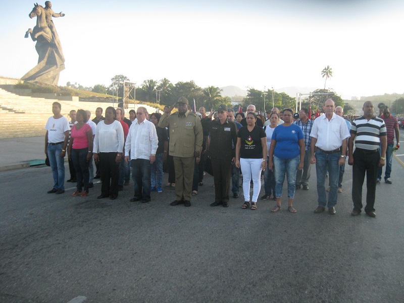 Homenaje a Fidel del pueblo de Cuba ante la piedra que lo guarda