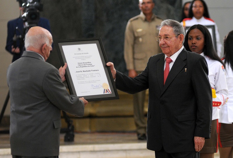 Raúl condecora dirigentes históricos de la Revolución cubana