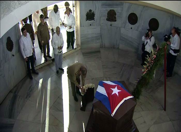  Raúl rinde homenaje al Héroe Nacional José Martí