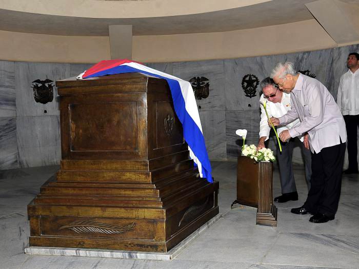 El homenaje en Santa Ifigenia comenz� con flores blancas para el Ap�stol cubano en el mausoleo que resguarda sus restos. Foto: Estudios Revoluci�n