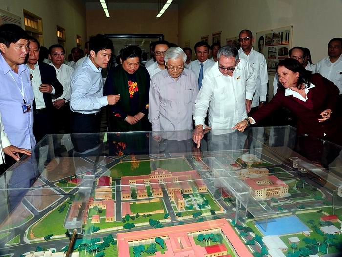  En el Museo 26 de Julio Nguyen Phu Trong conoció sobre la hazaña de aquellos muchachos que 65 años atrás asaltaron la fortaleza militar del Moncada. Foto: Estudios Revolución