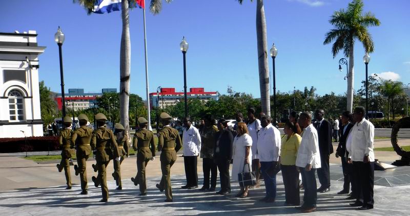 La Delegación de Namibia observa el cambio de guardia de honor a los próceres de la Patria en el cementerio Santa Ifigenia.