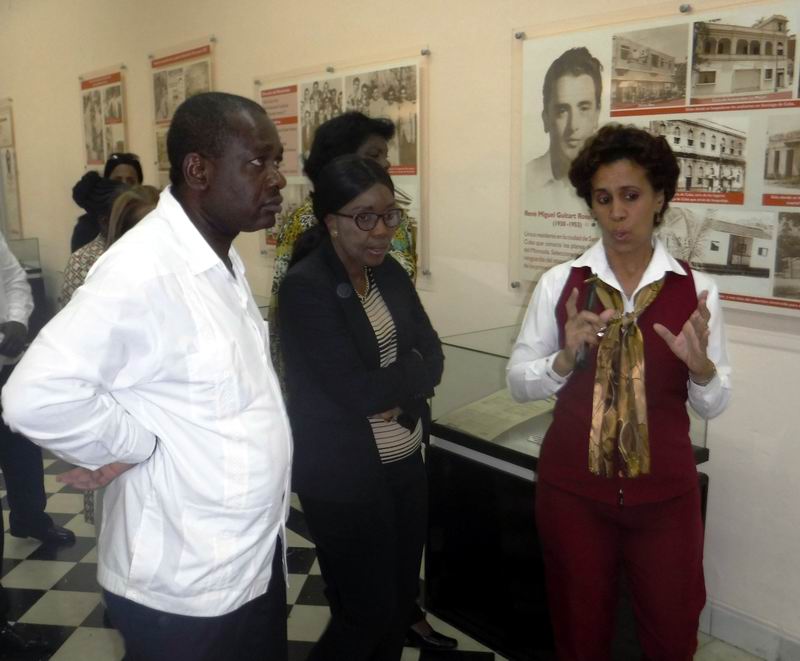 En la antigua fortaleza del Moncada la dirigente africana conoció detalles de los sucesos del 26 de julio de 1953.