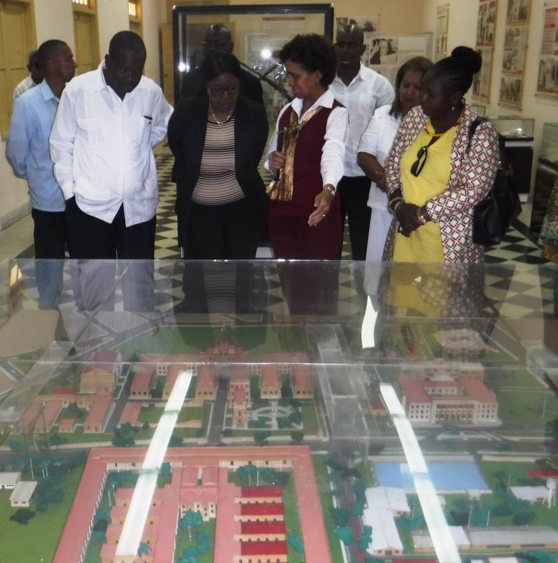 La Primera Ministra de Namibia recorrió el Pabellón Museo del antiguo Cuartel Moncada.