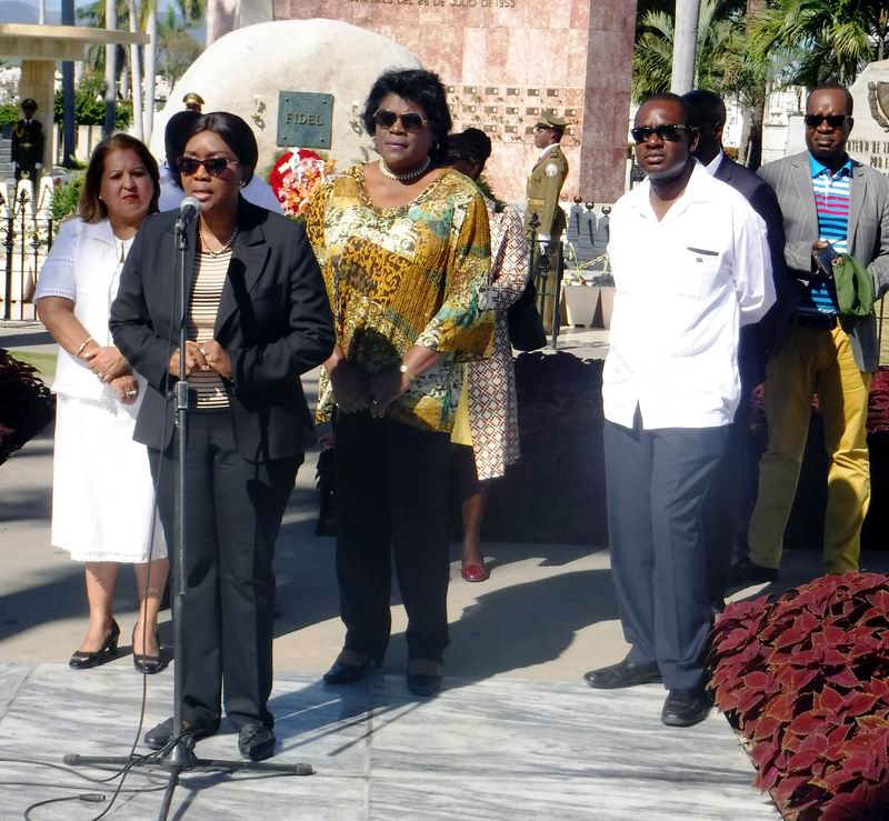 La Ministra de la República de Namibia se dirige a la prensa en el cementerio Santa Ifigenia, donde condenó el bloqueo de los Estados Unidos hacia la Isla