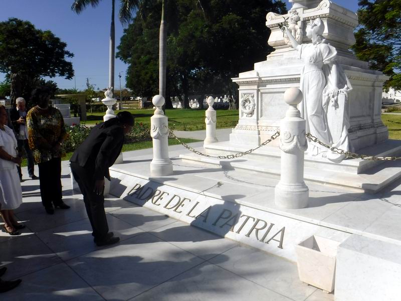 La Excelentisima Señora Saara Kuugongelwa en el homenaje al Padre de la Patria Carlos Manuel de Céspedes.