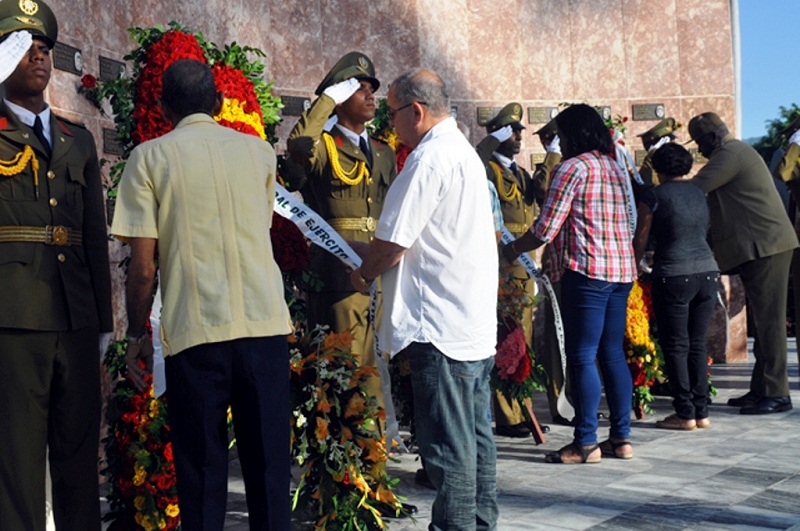 Ofrendas florales a Mártires de la Revolución en Santiago