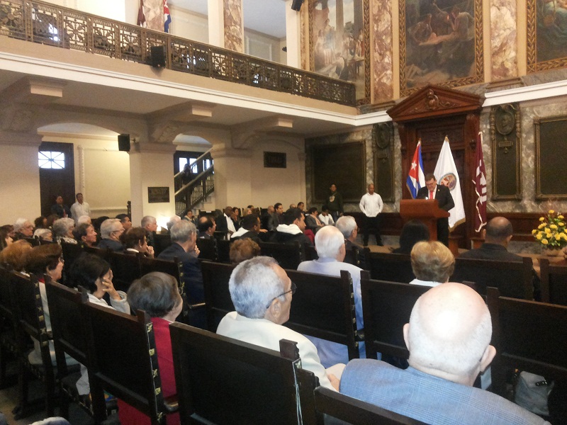Otorga la Universidad de la Habana Reconocimiento a Raúl