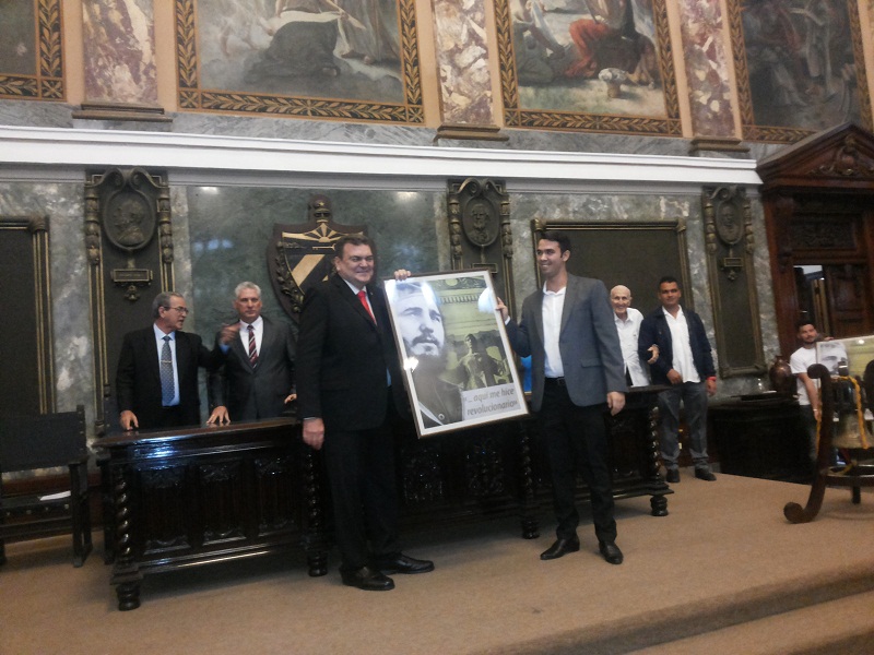 Otorga la Universidad de la Habana Reconocimiento a Raúl