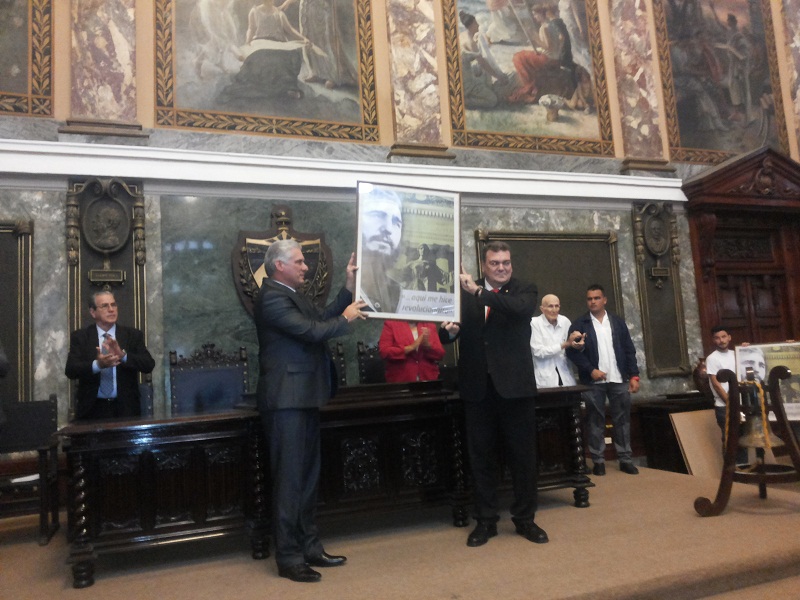 Otorga la Universidad de la Habana Reconocimiento a Raúl