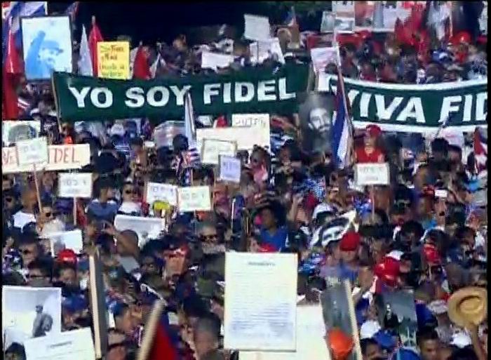 Yo soy Fidel, repiten los cientos de hombres y mujeres 