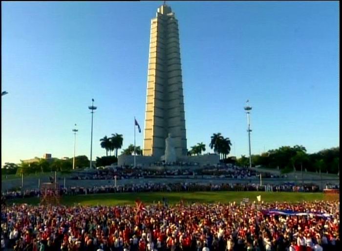 Los principales dirigentes cubanos saludan al pueblo que ha venido a manifestar su voluntad de seguir la obra de la Revolución.