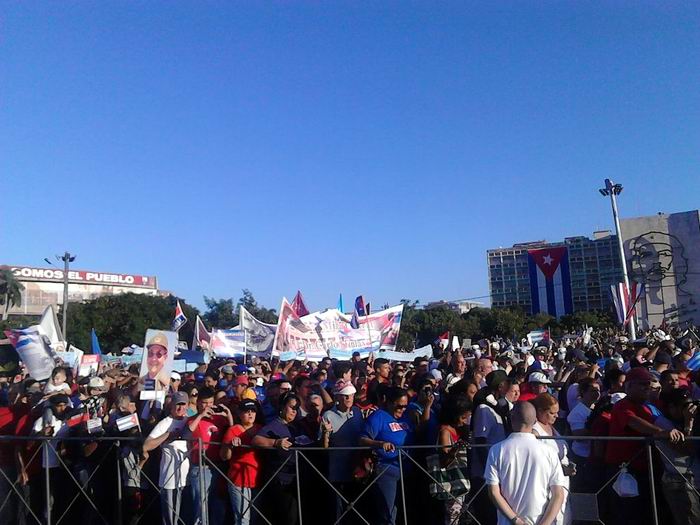 Cientos de miles de habaneros y de representantes de las provincias de Artemisa y Mayabeque han desfilado frente a la Plaza