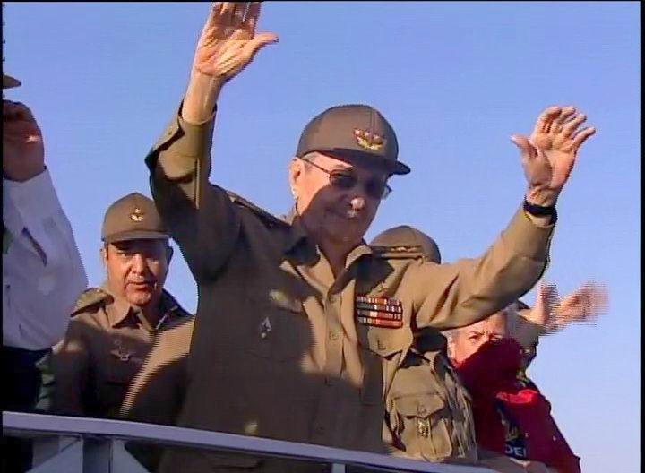 Raúl saluda al pueblo en la marcha del 2 de enero de 2017