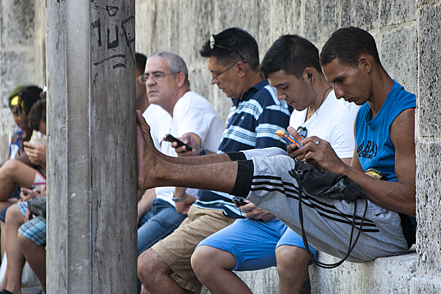Apertura de 35 zonas de acceso a Internet con tecnología wifi para los cubanos. Foto: Faustino Delgado Alvarez. 