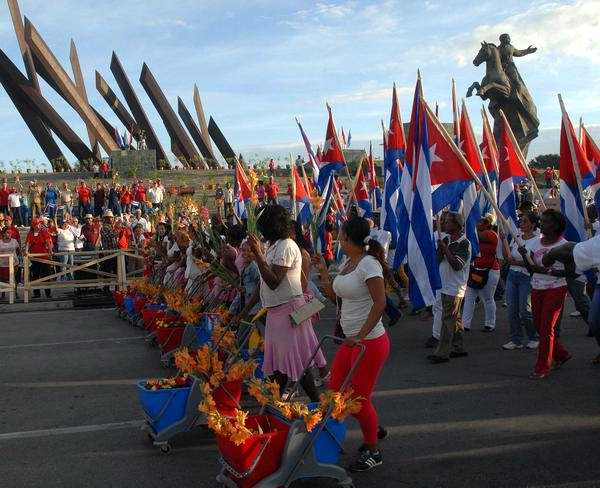 Llaman a cumplir compromisos productivos por Primero de Mayo