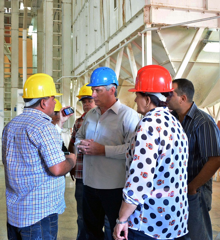 Miguel Díaz-Canel Bermúdez (C), Primer Vicepresidente de los Consejos de Estado y de Ministros, en visita de trabajo a la Empresa Agroindustrial de Granos, del territorio yumurino, acompañado de Teresa Rojas Monzón, Primera Secretaria del Partido en Matanzas, recibió de Jorge Luis Hernández (I), director general, una explicación sobre el proceso de inversiones de la entidad. (ACN) Foto: Bárbara Vasallo  