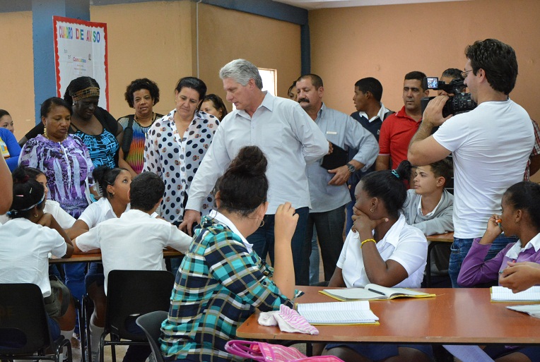 Miguel Díaz-Canel Bermúdez (C), Primer Vicepresidente de los Consejos de Estado y de Ministros, en visita de trabajo a la provincia de Matanzas, acompañado de Teresa Rojas Monzón (C izq.), Primera Secretaria del Partido en el territorio yumurino, intercambió con profesores y educandos de la escuela pedagógica Roberto Coco Peredo, de Colón. (ACN) Foto: Bárbara Vasallo  