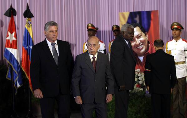 Miguel D�az Canel Berm�dez (I), Primer Vicepresidente de los Consejos de Estado y de Ministros, Jos� Ram�n Machado Ventura (C), Vicepresidente del Consejos de Estado, y Esteban Lazo (C der.), Presidente del Parlamento cubano, rinden homenaje p�stumo al fallecido Presidente venezolano Hugo Ch�vez Fr�as, en el Memorial Jos� Mart� en la Plaza de la Revoluci�n, en La Habana, Cuba, el 7 de marzo de 2013. Foto: Ismael Francisco/AIN