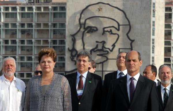 Dilma Rousseff (I), presidenta de la República Federativa del Brasil, rindió tributo al Héroe Nacional cubano José Martí, en el Memorial que lleva su nombre, acompañado de Rogelio Sierra (D), viceministro de Relaciones Exteriores de Cuba, en La Habana, el 31 de enero de 2012. AIN FOTO/Omara GARCIA MEDEROS Dilma Rousseff (I), presidenta de la República Federativa del Brasil, rindió tributo al Héroe Nacional cubano José Martí, en el Memorial que lleva su nombre, acompañado de Rogelio Sierra (D), viceministro de Relaciones Exteriores de Cuba, en La Habana, el 31 de enero de 2012. AIN FOTO/Omara GARCIA MEDEROS