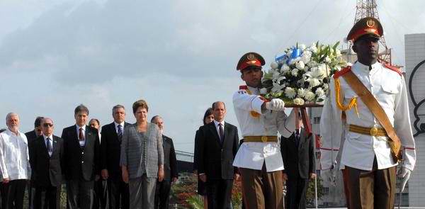 Dilma Rousseff (C), presidenta de la República Federativa del Brasil, rindió tributo al Héroe Nacional cubano José Martí, en el Memorial que lleva su nombre, en La Habana, Cuba, el 31 de enero de 2012. AIN FOTO/Omara GARCIA MEDEROS Dilma Rousseff (C), presidenta de la República Federativa del Brasil, rindió tributo al Héroe Nacional cubano José Martí, en el Memorial que lleva su nombre, en La Habana, Cuba, el 31 de enero de 2012. AIN FOTO/Omara GARCIA MEDEROS