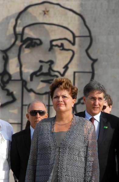 Dilma Rousseff (C), presidenta de la República Federativa del Brasil, rindió tributo al Héroe Nacional cubano José Martí, en el Memorial que lleva su nombre, en La Habana, Cuba, el 31 de enero de 2012. AIN FOTO/Omara GARCIA MEDEROS Dilma Rousseff (C), presidenta de la República Federativa del Brasil, rindió tributo al Héroe Nacional cubano José Martí, en el Memorial que lleva su nombre, en La Habana, Cuba, el 31 de enero de 2012. AIN FOTO/Omara GARCIA MEDEROS