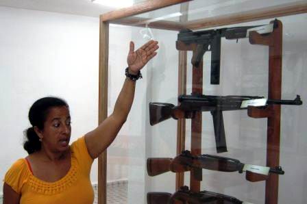 La máster Dorisbel Ramos especialista del complejo histórico muestra parte de las armas utilizadas en el frente guerrillero. Foto: Carlos Sanabia La máster Dorisbel Ramos especialista del complejo histórico muestra parte de las armas utilizadas en el frente guerrillero. Foto: Carlos Sanabia