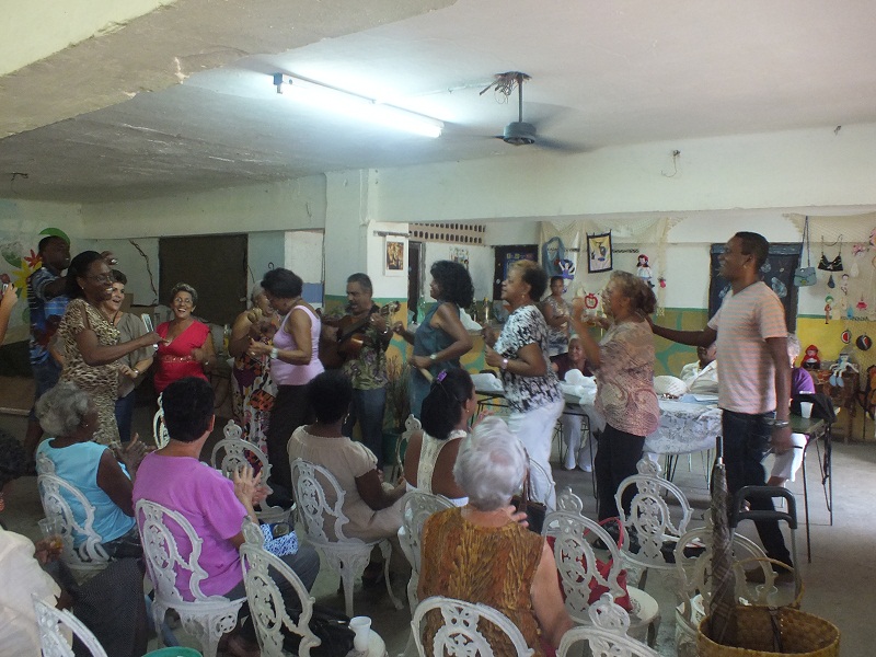 El Dúo Roca Azul fue suficiente para amenizar, una hermosísima voz afinada y aguda, la de ella, amoldada a cualquiera de los temas, cubanísimas  interpretaciones que nos hicieron corear, bailar y movernos en un tren que ya caracteriza los finales de las fiestas más caseras y familiares. Foto: Yirian García de la Torre.