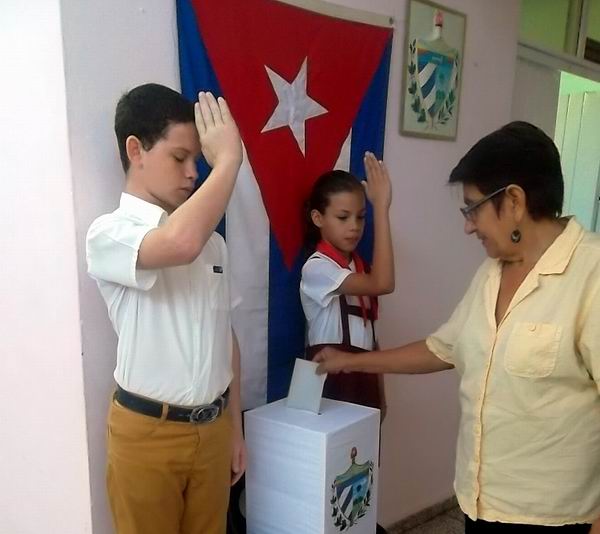 Las urnas de los colegios electorales son custodiadas por pioneros en estas elecciones a las Asambleas Municipales del Poder Popular, Cuba. Foto: Juan M. Olivares Chávez.