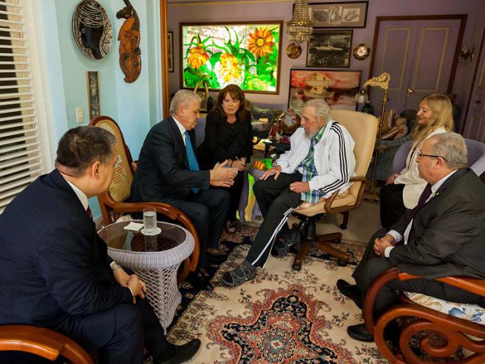 Encuentro cordial entre Fidel Castro y el Primer Ministro de Argelia Encuentro cordial entre Fidel Castro y el Primer Ministro de Argelia