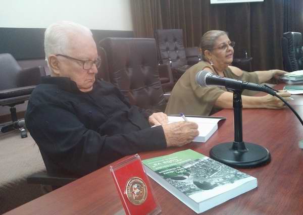Jóvenes cubanos reconocen labor educativa de Armando Hart