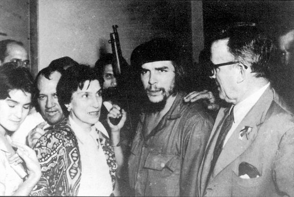 Reencuentro con los padres. 1959. El 9 de enero de 1959, a raz de! triunfo revolucionario en Cuba, se produce en La Habana el emocionado encuentro del Che con sus padres, Ernesto Guevara Lynch y Celia de la Serna. La foto fue tomada en el aeropuerto internacional Jos Mart, en La Habana. Foto OAH 