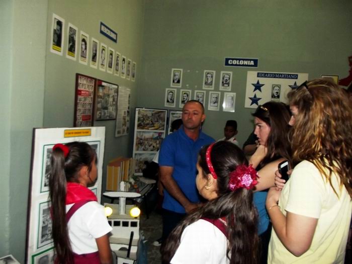 Los jóvenes procedentes del Centre College de Kentucky, con sus profesoras de Español y de Economía, dialogaron con los niños de la Escuela Primaria Josué País. Foto: Miozotis Fabelo