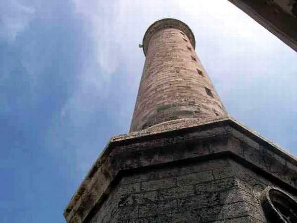 Faro Lucrecia: luces coincidentes 