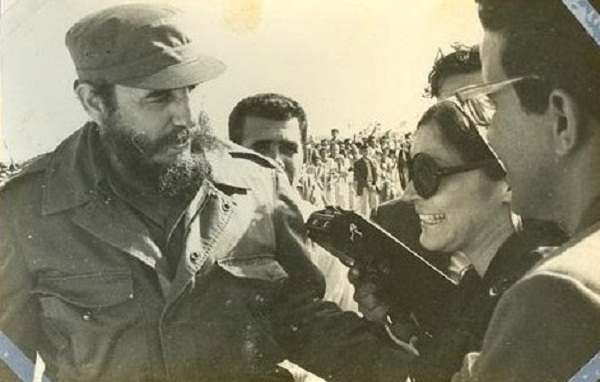 La periodista Mireya Ojeda junto a Fidel en el aeropuerto Jaime González, de Cienfuegos (1975)