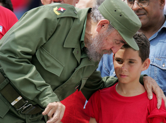 Fidel Castro junto a Elián González. un niño cubano que con apenas seis años, en noviembre de 1999 fue secuestrado por contrarrevolucionarios en Miami con el apoyo de familiares lejanos. El incidente se produjo tras ser rescatado por pescadores norteamericanos, completamente solo y aferrado a un Neumático de Automóvil