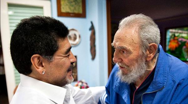Fidel Castro da a conocer intercambio de cartas con Maradona
