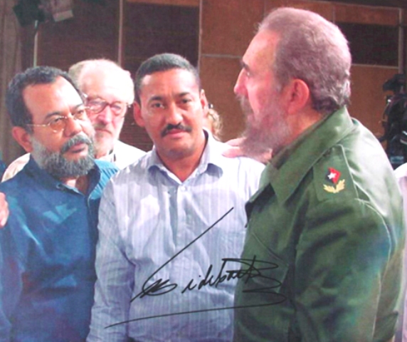 Nelson del Castillo (I) y  Hernán Uribe (C) junto a Fidel Castro. Foto: Archivo