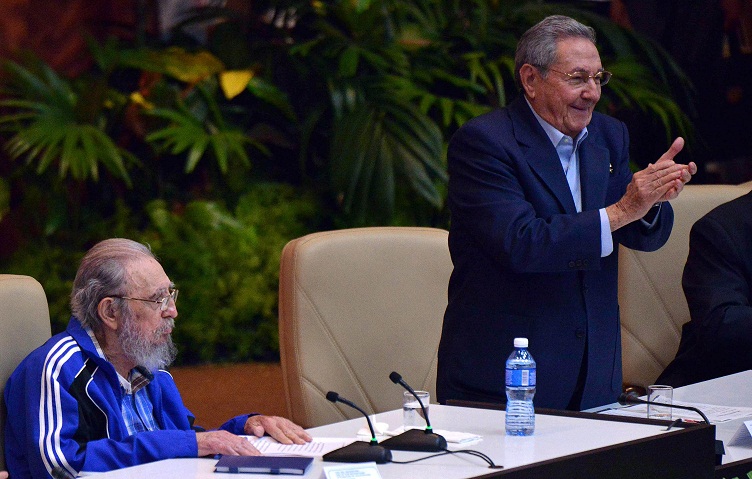 Fidel y Raúl en el congreso del PCC.