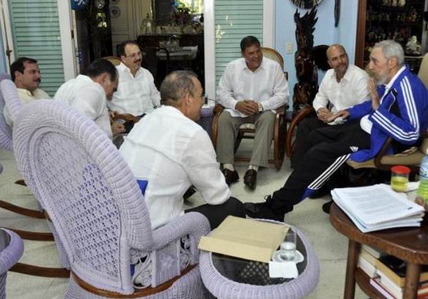 Encuentro de Fidel Castro con los Cinco Héroes. Foto: Estudio Revolución Encuentro de Fidel Castro con los Cinco Héroes. Foto: Estudio Revolución