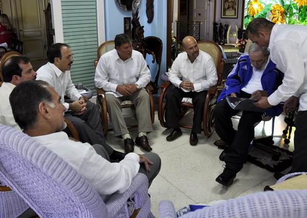 Encuentro de Fidel Castro con los Cinco Héroes. Foto: Estudio Revolución Encuentro de Fidel Castro con los Cinco Héroes. Foto: Estudio Revolución
