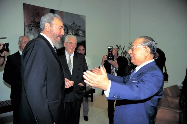 El presidente de Cuba, Fidel Castro (izquierda) y el presidente de la SGI, Daisaku Ikeda (derecha) en La Habana, 1996