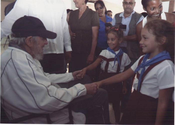Fidel Castro rinde tributo a Vilma Espín en escuela habanera. Foto: Estudios Revolución