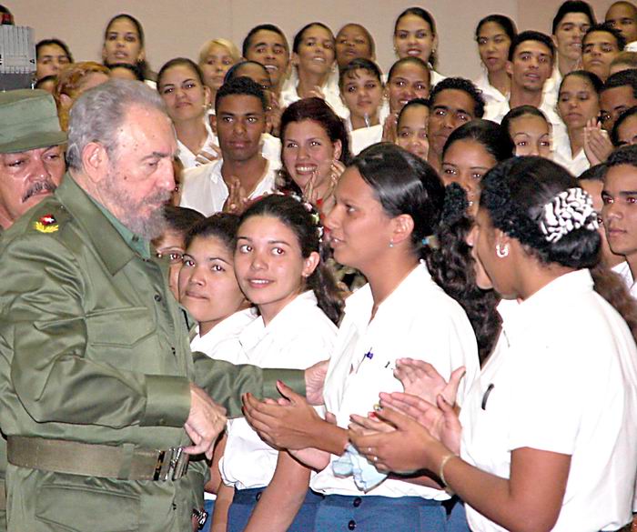 Fidel junto a maestros destacados. Foto: Roberto Suárez