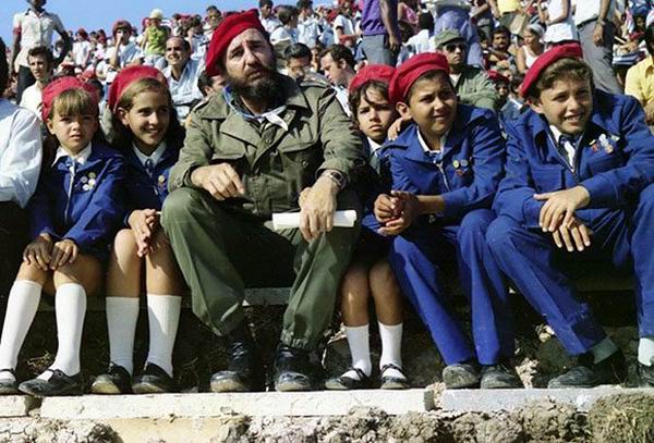 Fidel junto a pioneros cubanos, siempre fue un hombre que le gustaba estar cerca de la juventud. Foto: Archivo.